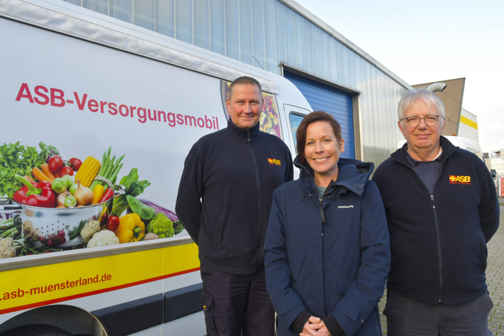 Versorgungsbus-Mitarbeiter Achim Gössling und Koordinator Thomas Wilmes